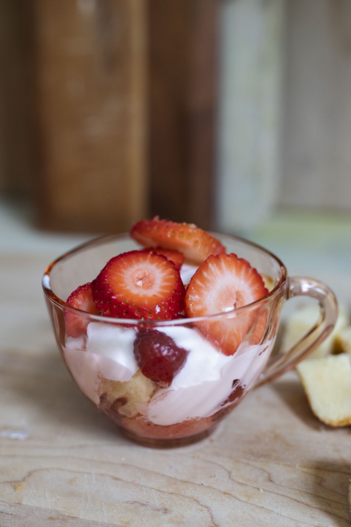 Stawberry shortcake in teacup